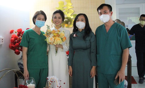 Cô dâu chống dịch ở Sài Gòn, chú rể ở Hà Nội và đám cưới online tại bệnh viện dã chiến - Ảnh 2. Cô dâu chống dịch ở Sài Gòn, chú rể ở Hà Nội và đám cưới online tại bệnh viện dã chiến - Ảnh 2.