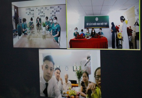 Cô dâu chống dịch ở Sài Gòn, chú rể ở Hà Nội và đám cưới online tại bệnh viện dã chiến - Ảnh 1. Cô dâu chống dịch ở Sài Gòn, chú rể ở Hà Nội và đám cưới online tại bệnh viện dã chiến - Ảnh 1.