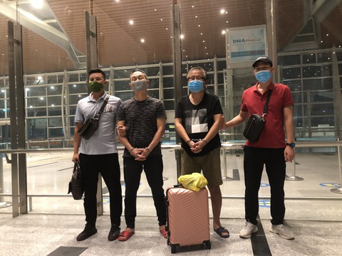 Bàn giao 2 người Hàn Quốc bị truy nã quốc tế cho cảnh sát Hàn Quốc - Ảnh 1. Bàn giao 2 người Hàn Quốc bị truy nã quốc tế cho cảnh sát Hàn Quốc - Ảnh 1.