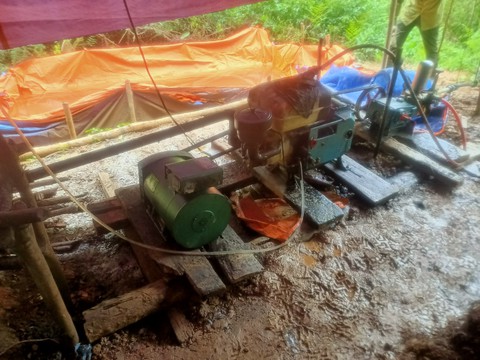 Phát hiện hầm và máy móc đào vàng trái phép gần Khu bảo tồn thiên nhiên Pù Luông - Ảnh 2. Phát hiện hầm và máy móc đào vàng trái phép gần Khu bảo tồn thiên nhiên Pù Luông - Ảnh 2.