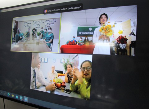 Cô dâu chống dịch ở Sài Gòn, chú rể ở Hà Nội và đám cưới online tại bệnh viện dã chiến - Ảnh 9. Cô dâu chống dịch ở Sài Gòn, chú rể ở Hà Nội và đám cưới online tại bệnh viện dã chiến - Ảnh 9.