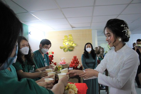 Cô dâu chống dịch ở Sài Gòn, chú rể ở Hà Nội và đám cưới online tại bệnh viện dã chiến - Ảnh 10. Cô dâu chống dịch ở Sài Gòn, chú rể ở Hà Nội và đám cưới online tại bệnh viện dã chiến - Ảnh 10.