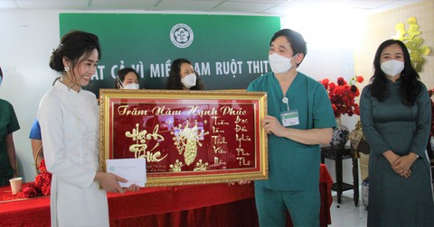 Cô dâu chống dịch ở Sài Gòn, chú rể ở Hà Nội và đám cưới online tại bệnh viện dã chiến - Ảnh 11. Cô dâu chống dịch ở Sài Gòn, chú rể ở Hà Nội và đám cưới online tại bệnh viện dã chiến - Ảnh 11.