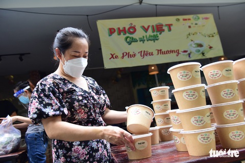 Xe phở yêu thương phục vụ bữa trưa sớm cho tuyến đầu chống dịch - Ảnh 11. Xe phở yêu thương phục vụ bữa trưa sớm cho tuyến đầu chống dịch - Ảnh 11.