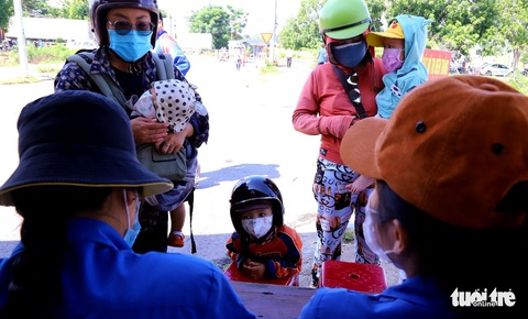 Phụ huynh lỉnh kỉnh đồ đạc, đưa con trở về Đà Nẵng - Ảnh 8. Phụ huynh lỉnh kỉnh đồ đạc, đưa con trở về Đà Nẵng - Ảnh 8.