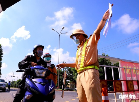 Phụ huynh lỉnh kỉnh đồ đạc, đưa con trở về Đà Nẵng - Ảnh 1. Phụ huynh lỉnh kỉnh đồ đạc, đưa con trở về Đà Nẵng - Ảnh 1.