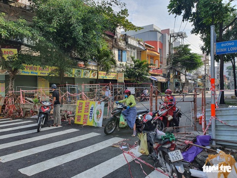 TP.HCM: Nhiều nơi vẫn rào chắn bít bùng 3 lớp, chờ có chỉ đạo mới tháo dỡ - Ảnh 5. TP.HCM: Nhiều nơi vẫn rào chắn bít bùng 3 lớp, chờ có chỉ đạo mới tháo dỡ - Ảnh 5.