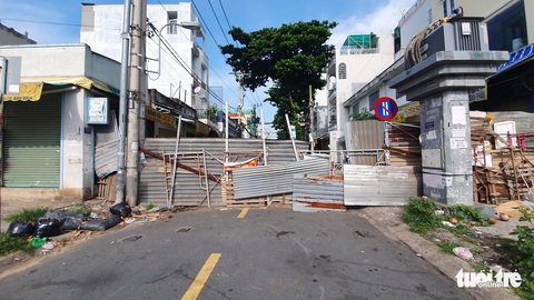 TP.HCM: Nhiều nơi vẫn rào chắn bít bùng 3 lớp, chờ có chỉ đạo mới tháo dỡ - Ảnh 6. TP.HCM: Nhiều nơi vẫn rào chắn bít bùng 3 lớp, chờ có chỉ đạo mới tháo dỡ - Ảnh 6.