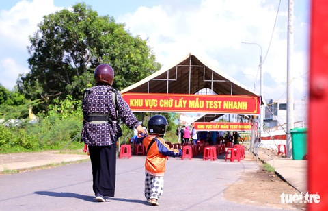 Phụ huynh lỉnh kỉnh đồ đạc, đưa con trở về Đà Nẵng - Ảnh 6. Phụ huynh lỉnh kỉnh đồ đạc, đưa con trở về Đà Nẵng - Ảnh 6.