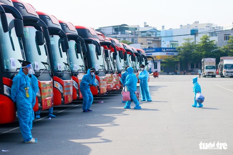 Thêm nhiều chuyến xe nghĩa tình đưa người dân về quê những ngày cuối tháng 9 - Ảnh 5. Thêm nhiều chuyến xe nghĩa tình đưa người dân về quê những ngày cuối tháng 9 - Ảnh 5.