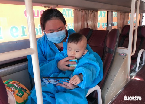 Thêm nhiều chuyến xe nghĩa tình đưa người dân về quê những ngày cuối tháng 9 - Ảnh 6. Thêm nhiều chuyến xe nghĩa tình đưa người dân về quê những ngày cuối tháng 9 - Ảnh 6.