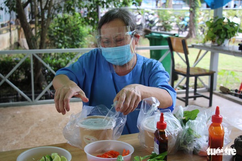 Xe phở yêu thương phục vụ bữa trưa sớm cho tuyến đầu chống dịch - Ảnh 8. Xe phở yêu thương phục vụ bữa trưa sớm cho tuyến đầu chống dịch - Ảnh 8.