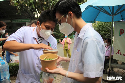 Xe phở yêu thương phục vụ bữa trưa sớm cho tuyến đầu chống dịch - Ảnh 6. Xe phở yêu thương phục vụ bữa trưa sớm cho tuyến đầu chống dịch - Ảnh 6.