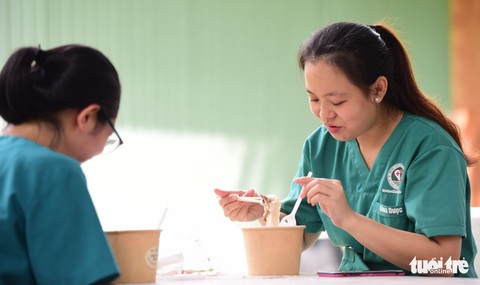 Xe phở yêu thương phục vụ bữa trưa sớm cho tuyến đầu chống dịch - Ảnh 13. Xe phở yêu thương phục vụ bữa trưa sớm cho tuyến đầu chống dịch - Ảnh 13.