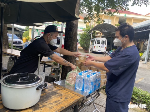 Xe phở yêu thương phục vụ bữa trưa sớm cho tuyến đầu chống dịch - Ảnh 4. Xe phở yêu thương phục vụ bữa trưa sớm cho tuyến đầu chống dịch - Ảnh 4.