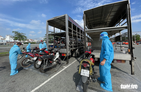 Thêm nhiều chuyến xe nghĩa tình đưa người dân về quê những ngày cuối tháng 9 - Ảnh 3. Thêm nhiều chuyến xe nghĩa tình đưa người dân về quê những ngày cuối tháng 9 - Ảnh 3.