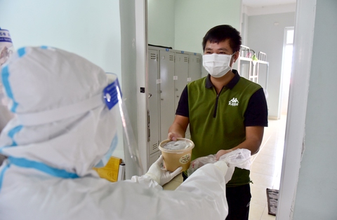 Xe phở yêu thương đến bệnh viện dã chiến: Chúng tôi ấm lòng - Ảnh 1. Xe phở yêu thương đến bệnh viện dã chiến: Chúng tôi ấm lòng - Ảnh 1.