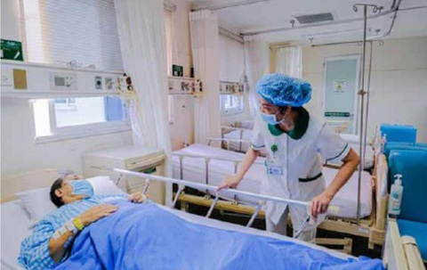 Nghề điều dưỡng: Vất vả đi qua, yêu thương ở lại - Ảnh 1. Nghề điều dưỡng: Vất vả đi qua, yêu thương ở lại - Ảnh 1.