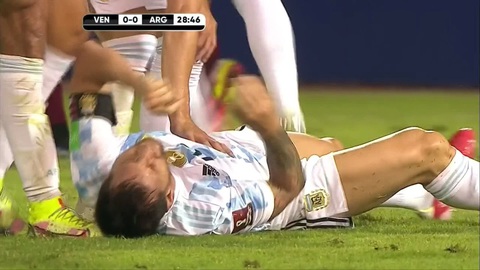 Messi suýt gãy chân trong trận Argentina thắng Venezuela - Ảnh 1. Messi suýt gãy chân trong trận Argentina thắng Venezuela - Ảnh 1.