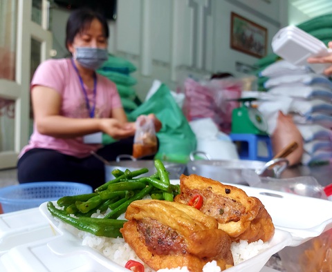 Bữa cơm yêu thương ở Cần Thơ cho các chốt chống dịch - Ảnh 2. Bữa cơm yêu thương ở Cần Thơ cho các chốt chống dịch - Ảnh 2.