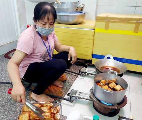 Bữa cơm yêu thương ở Cần Thơ cho các chốt chống dịch - Ảnh 4. Bữa cơm yêu thương ở Cần Thơ cho các chốt chống dịch - Ảnh 4.