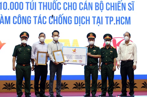 10.000 túi thuốc đến tay chiến sĩ Bộ tư lệnh TP.HCM - Ảnh 1.