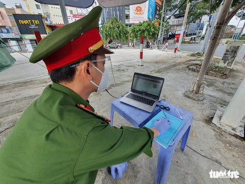 Công an TP.HCM thử nghiệm camera giúp quét mã ‘di chuyển nội địa - Ảnh 3. Công an TP.HCM thử nghiệm camera giúp quét mã ‘di chuyển nội địa - Ảnh 3.