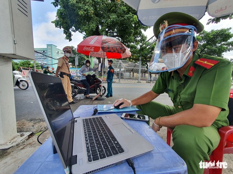 Công an TP.HCM thử nghiệm camera giúp quét mã ‘di chuyển nội địa - Ảnh 4. Công an TP.HCM thử nghiệm camera giúp quét mã ‘di chuyển nội địa - Ảnh 4.