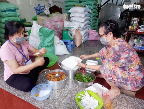 Bữa cơm yêu thương ở Cần Thơ cho các chốt chống dịch - Ảnh 1. Bữa cơm yêu thương ở Cần Thơ cho các chốt chống dịch - Ảnh 1.