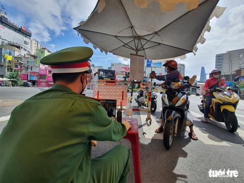 Công an TP.HCM thử nghiệm camera giúp quét mã ‘di chuyển nội địa - Ảnh 5. Công an TP.HCM thử nghiệm camera giúp quét mã ‘di chuyển nội địa - Ảnh 5.