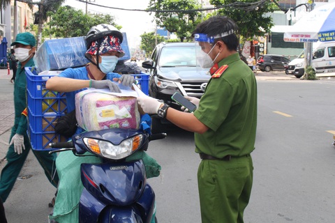 Đơn hàng thực phẩm đi chợ online tăng mạnh ở TP.HCM - Ảnh 1. Đơn hàng thực phẩm đi chợ online tăng mạnh ở TP.HCM - Ảnh 1.