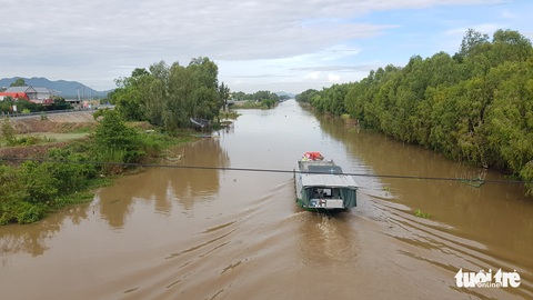 Nước phù sa cuồn cuộn trên kênh Vĩnh Tế nhưng lũ dự báo về trễ hơn 1 tháng - Ảnh 1. Nước phù sa cuồn cuộn trên kênh Vĩnh Tế nhưng lũ dự báo về trễ hơn 1 tháng - Ảnh 1.