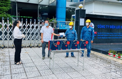 EVNHCMC chăm lo công nhân trực vận hành hệ thống điện - Ảnh 2. EVNHCMC chăm lo công nhân trực vận hành hệ thống điện - Ảnh 2.