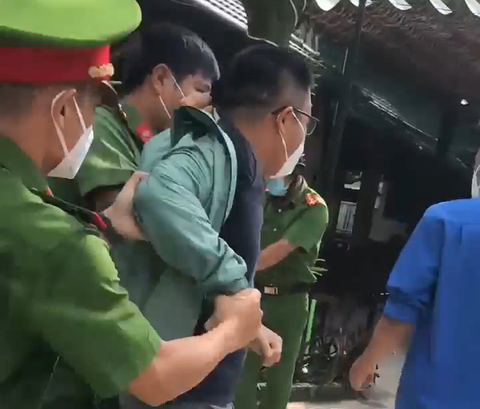 Chấn chỉnh điểm tiêm vắc xin xảy ra công an xô xát với người dân quay video - Ảnh 1. Chấn chỉnh điểm tiêm vắc xin xảy ra công an xô xát với người dân quay video - Ảnh 1.