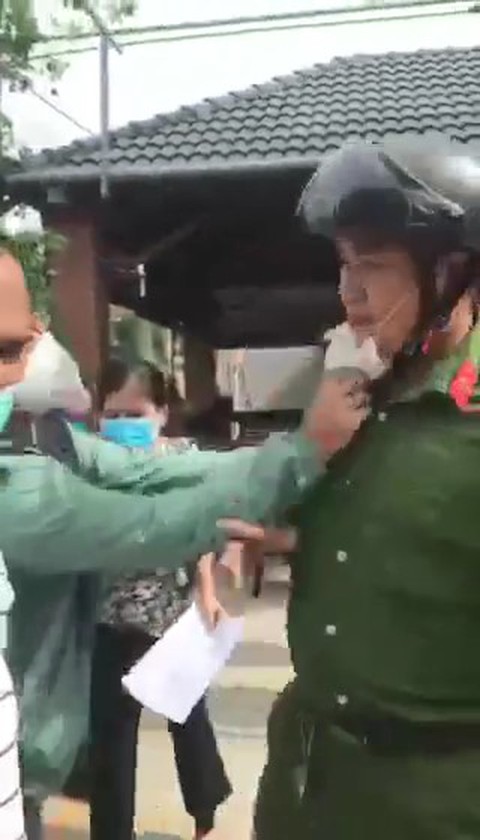 Chấn chỉnh điểm tiêm vắc xin xảy ra công an xô xát với người dân quay video - Ảnh 2. Chấn chỉnh điểm tiêm vắc xin xảy ra công an xô xát với người dân quay video - Ảnh 2.
