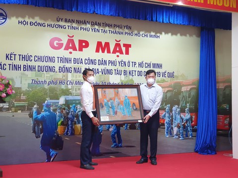 Phú Yên cảm ơn TP.HCM đã đồng hành đưa người dân khó khăn về quê - Ảnh 2. Phú Yên cảm ơn TP.HCM đã đồng hành đưa người dân khó khăn về quê - Ảnh 2.