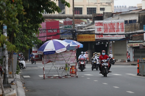 TP.HCM sau 30-9: Mở cửa từng bước, không đồng loạt ra đường - Ảnh 6. TP.HCM sau 30-9: Mở cửa từng bước, không đồng loạt ra đường - Ảnh 6.