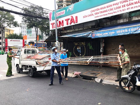 Các chốt hàng rào sắt, dây kẽm gai, tôn... ở TP.HCM đang được tháo dỡ - Ảnh 1. Các chốt hàng rào sắt, dây kẽm gai, tôn... ở TP.HCM đang được tháo dỡ - Ảnh 1.