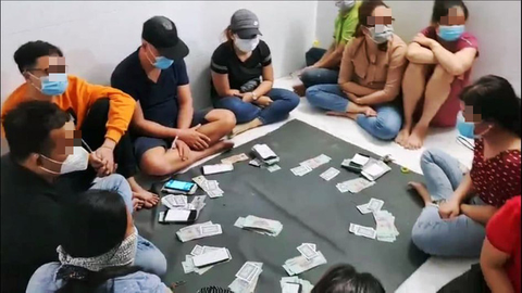 Phá sòng bạc có xe đưa rước và test COVID-19 cho ‘con bạc’ ở Bình Chánh - Ảnh 1. Phá sòng bạc có xe đưa rước và test COVID-19 cho ‘con bạc’ ở Bình Chánh - Ảnh 1.