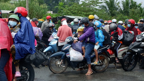 Hơn ngàn người muốn về ùn ứ giữa đường, lãnh đạo Long An ra đối thoại - Ảnh 2. Hơn ngàn người muốn về ùn ứ giữa đường, lãnh đạo Long An ra đối thoại - Ảnh 2.
