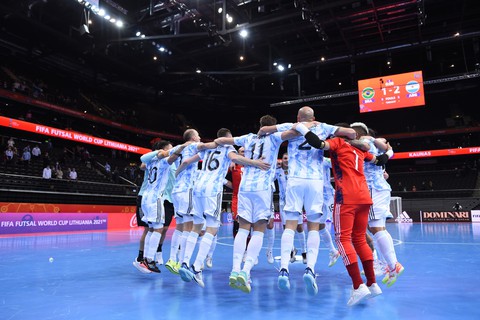 Đánh bại Brazil, Argentina giành vé vào chung kết Futsal World Cup 2021 - Ảnh 1. Đánh bại Brazil, Argentina giành vé vào chung kết Futsal World Cup 2021 - Ảnh 1.
