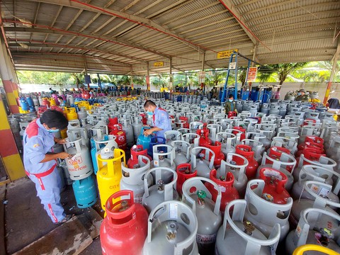 Sau 9 lần tăng, giá gas giảm 24.000 đồng từ ngày mai 1-12 - Ảnh 1. Sau 9 lần tăng, giá gas giảm 24.000 đồng từ ngày mai 1-12 - Ảnh 1.