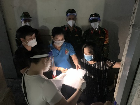 TP.HCM bắt đầu chi hỗ trợ đợt 3 cho gần 7 triệu người khó khăn - Ảnh 4. TP.HCM bắt đầu chi hỗ trợ đợt 3 cho gần 7 triệu người khó khăn - Ảnh 4.