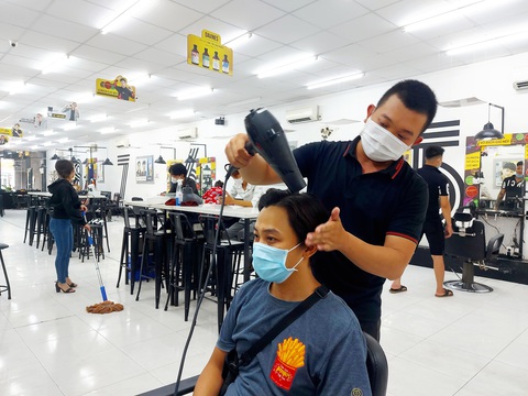 Thành phố Cần Thơ như bừng tỉnh với bình thường mới từ 12h trưa 30-9 - Ảnh 4. Thành phố Cần Thơ như bừng tỉnh với bình thường mới từ 12h trưa 30-9 - Ảnh 4.