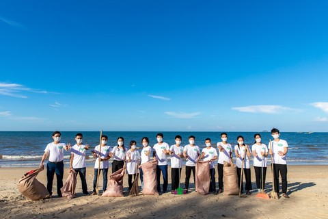 Cùng Huda làm đẹp bãi biển miền Trung - Ảnh 2. Cùng Huda làm đẹp bãi biển miền Trung - Ảnh 2.