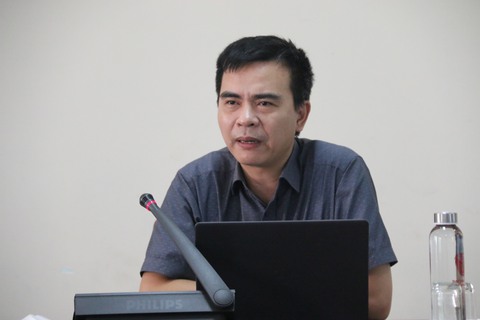 Đôi bạn mồ côi ở Hà Tĩnh được ĐH Huế tặng học phí, tiền và máy tính - Ảnh 2. Đôi bạn mồ côi ở Hà Tĩnh được ĐH Huế tặng học phí, tiền và máy tính - Ảnh 2.