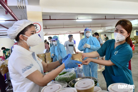 2.700 suất phở yêu thương phục vụ từ tầng hầm xe bệnh viện dã chiến - Ảnh 12. 2.700 suất phở yêu thương phục vụ từ tầng hầm xe bệnh viện dã chiến - Ảnh 12.