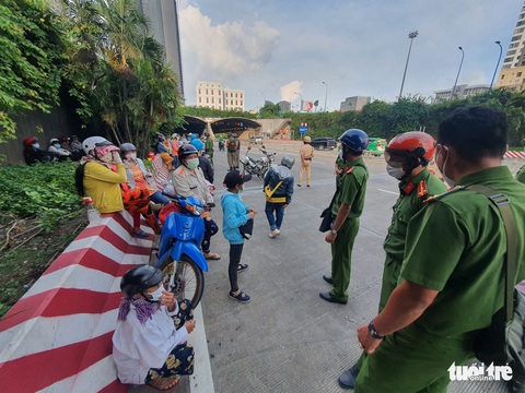 Hàng trăm người chạy xe máy về miền Tây bị CSGT ngăn lại ở hầm Thủ Thiêm - Ảnh 2. Hàng trăm người chạy xe máy về miền Tây bị CSGT ngăn lại ở hầm Thủ Thiêm - Ảnh 2.