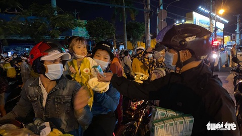 Tối 30-9, nhiều người dân từ TP.HCM đổ về cửa ngõ miền Tây - Ảnh 7. Tối 30-9, nhiều người dân từ TP.HCM đổ về cửa ngõ miền Tây - Ảnh 7.