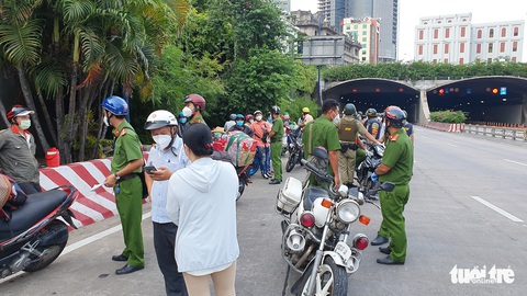 Hàng trăm người chạy xe máy về miền Tây bị CSGT ngăn lại ở hầm Thủ Thiêm - Ảnh 4. Hàng trăm người chạy xe máy về miền Tây bị CSGT ngăn lại ở hầm Thủ Thiêm - Ảnh 4.